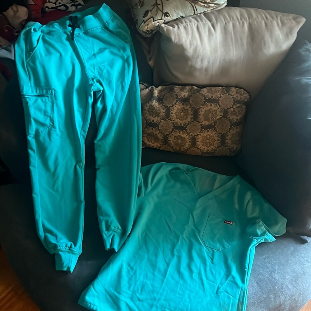 Pledge 5 scrubs small/small tall, EUC. No rips/stains, joggers